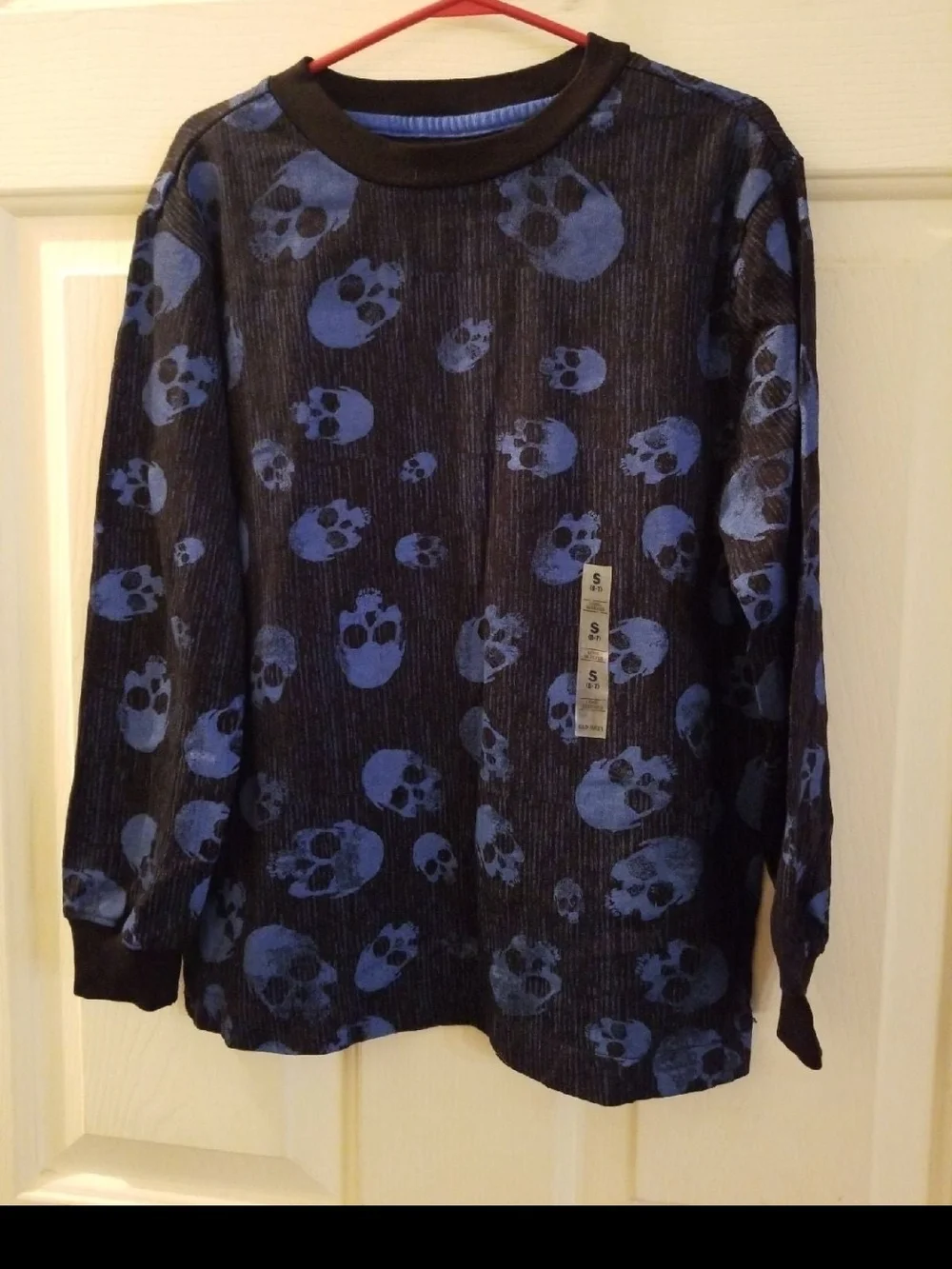 Old Navy Black Long-Sleeve Kids Tee with Blue Skull Print Size 6/7